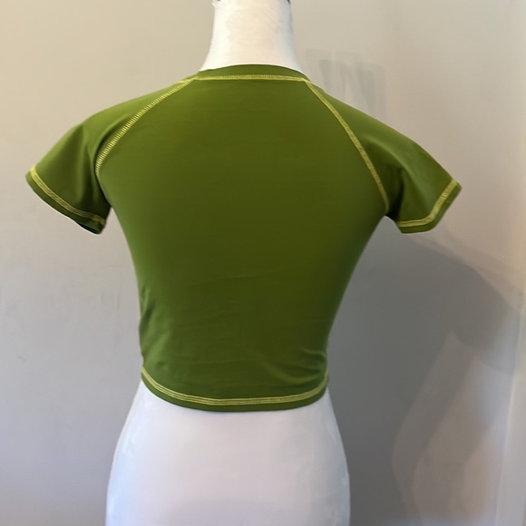 Athletic fabric crop top - Picture 3 of 3